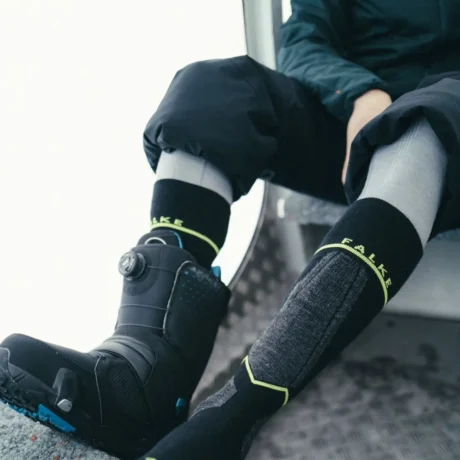 How Can You Keep Your Feet Warm While Skiing